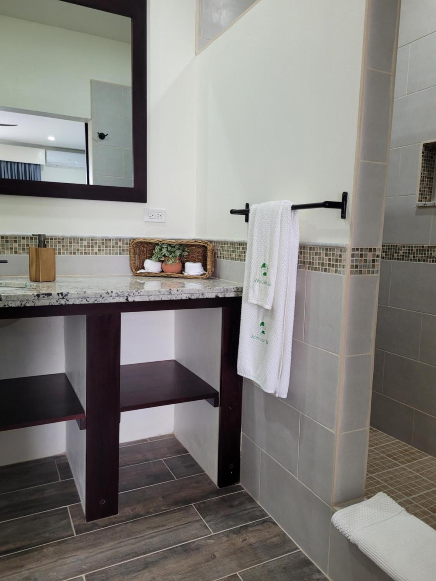 Ashton Court Belize Hotel Kota Belize Bagian luar foto